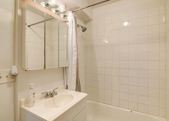 1 Mi To Washington Park: Spacious 1st-floor Condo!