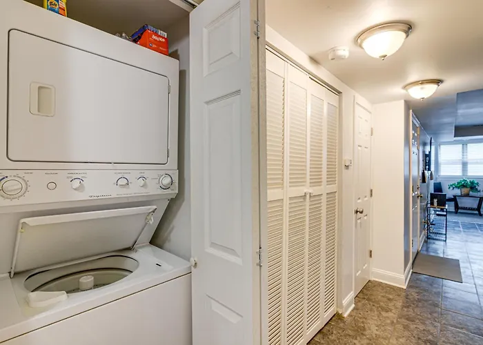1 Mi To Washington Park: Spacious 1st-floor Condo! *
